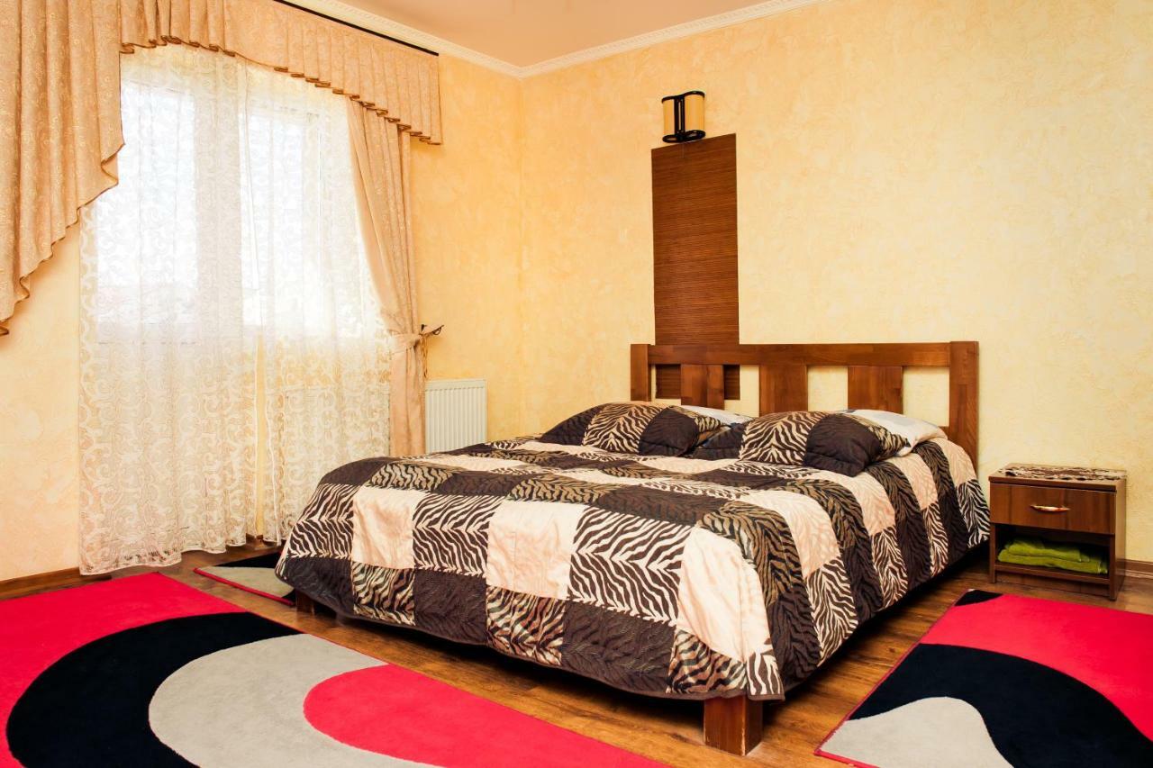 Filvarok Hotel Броды Экстерьер фото